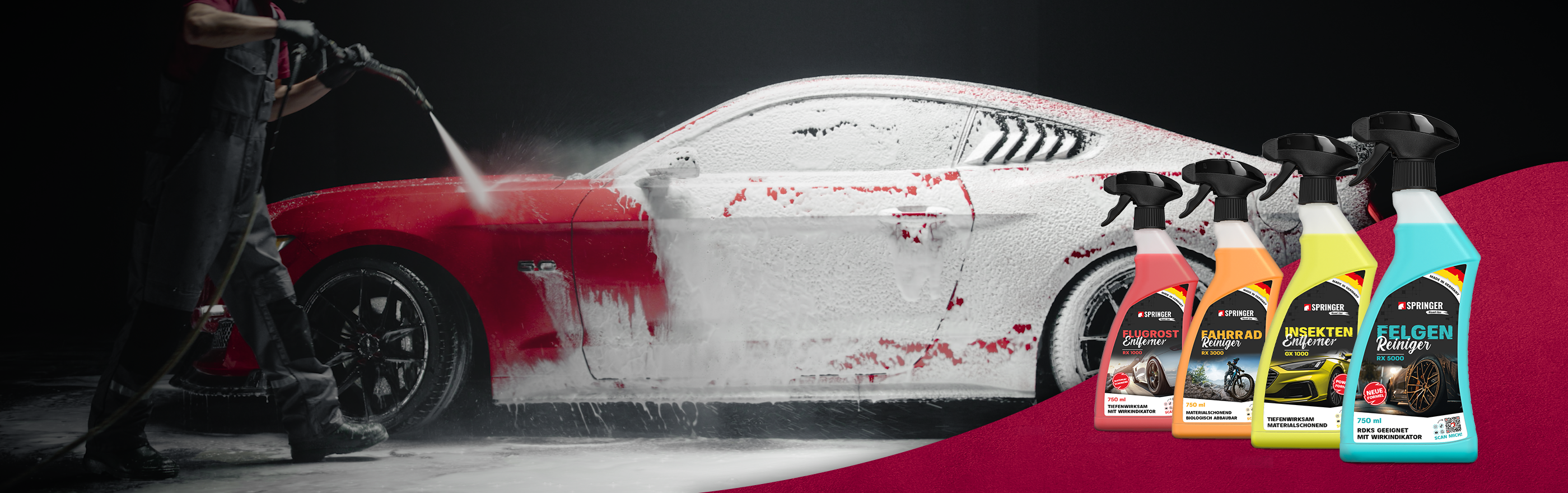 Vorn 4 Reiniger à 750 ml – hinten säubert jemand mit Hochdruckreiniger einen roten Sportwagen.