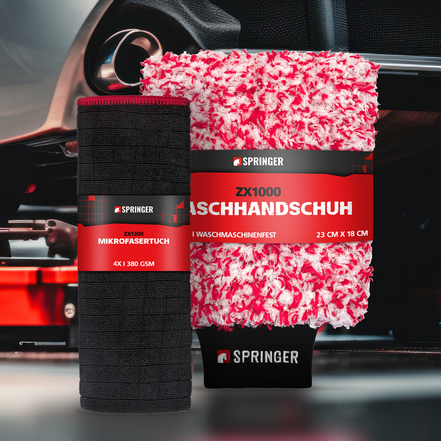 Waschhandschuh und Mikrofasertuch liegen nebeneinander auf dem Boden einer Werkstatt.