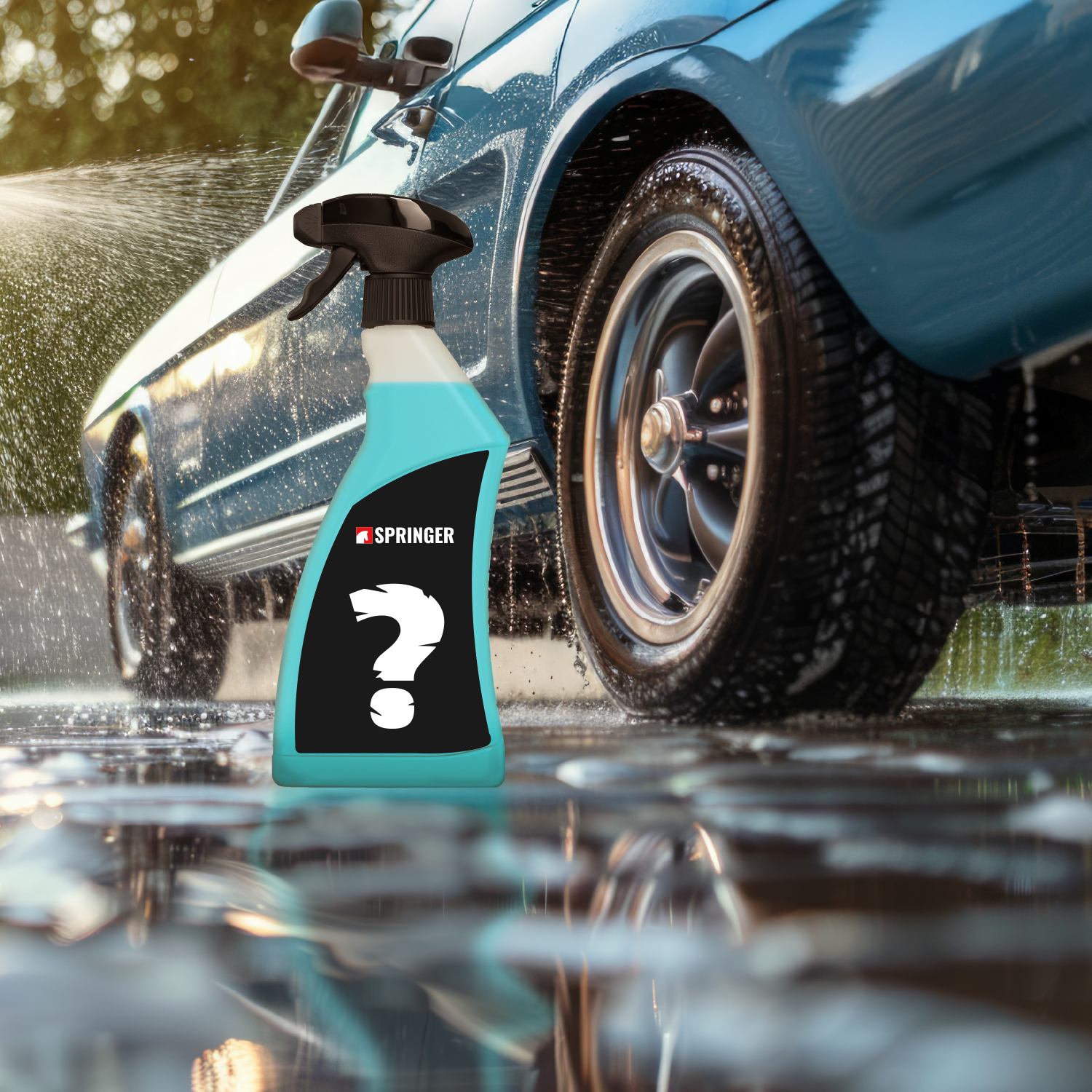 Bald erhältlich: Flasche mit Fragezeichen vorn – hinten wird ein blauer Oldtimer gewaschen.